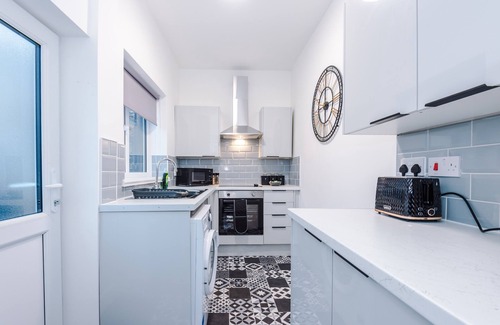 Atherton Haus | 7 Beds |Large House |Contractors