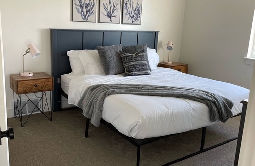 Garden City Kabine | 7 King Beds! Private Hot Tub, Pickleball Court, SUP’s, Ping Pong and Air Hockey