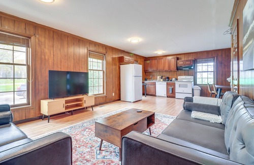 Bedford Wohnung | 7 Mi to Downtown Toledo: Pet-friendly Apartment