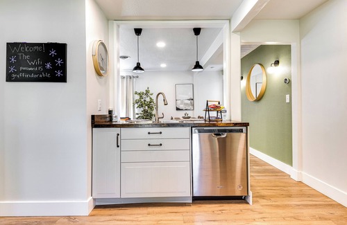 Maxwell Haus | 7 Mi to Mounds State Park: Indiana Home w/ Porch!