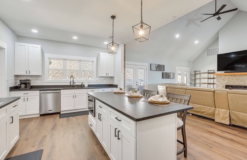 Lincoln Haus | 7 Mi to Talladega Superspeedway: Home w/ Lake View