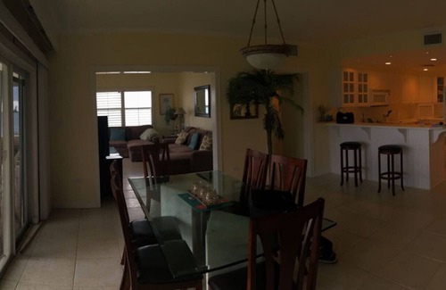 Seven Mile Beach Eigentumswohnung | 7 Mile Beach-Front Condo mit 3 Betten / 3 Bädern und 2 Queensize-Betten - max. 10
