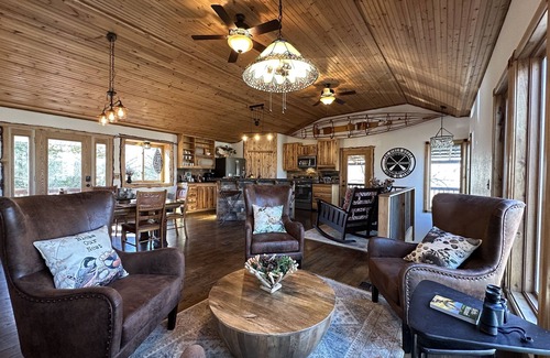 Bolivar Haus | 7 Min. to Downtown Bolivar- River Frontage-Remote & Relaxing, Kayaks & Hot Tub