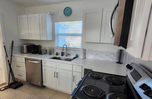 Delray Beach Haus | 7 people, 3-bedroom, 5 min from Famous Delray Beaches. Each room separate Diakin