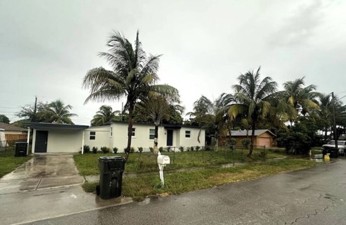 Delray Beach Haus | 7 people, 3-bedroom, 5 min from Famous Delray Beaches. Each room separate Diakin