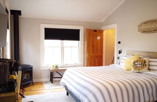 Snowflake Hotel | #7 Quaint Room in Historic Inn, Sunflower Spot