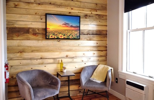 Snowflake Hotel | #7 Quaint Room in Historic Inn, Sunflower Spot