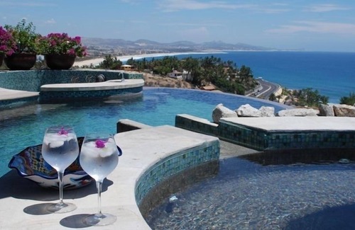 Loreto Villa | 7. Nacht frei, 4 BR / 5 BA Villa in Gated Querencia Meerblick viele Parkplätze