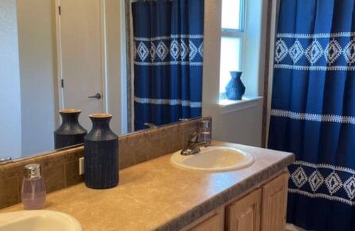 Sunland Estates Haus | 764 Hunter Ave · Sunland Retreat 5.4 miles from Gorge Amphitheater