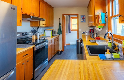 Davis Haus | 77 in Canaan. Big views. Night skies. Quiet comfort. Dogs, EV, kids13+ welcome.