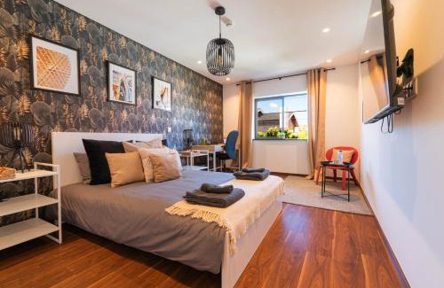 Santo Antonio dos Olivais Haus | 7Min From University and Sé Velha - AC - Work Desk - WiFi 300MBs -Suite 7 and 8