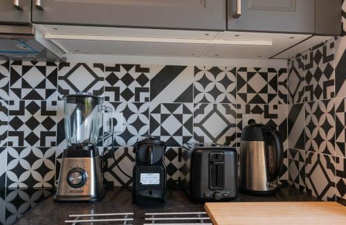 Santo Antonio dos Olivais Haus | 7Min From University and Sé Velha - AC - Work Desk - WiFi 300MBs -Suite 7 and 8