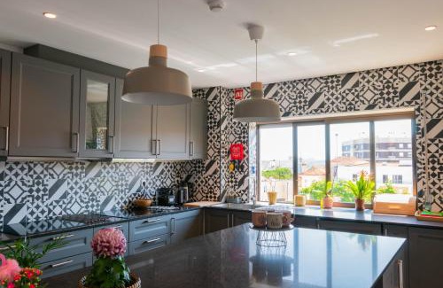 Santo Antonio dos Olivais Haus | 7Min From University and Sé Velha - AC - Work Desk - WiFi 300MBs -Suite 7 and 8
