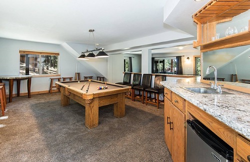 Zephyr Cove Haus | 8 bedroom Estate close to the beach