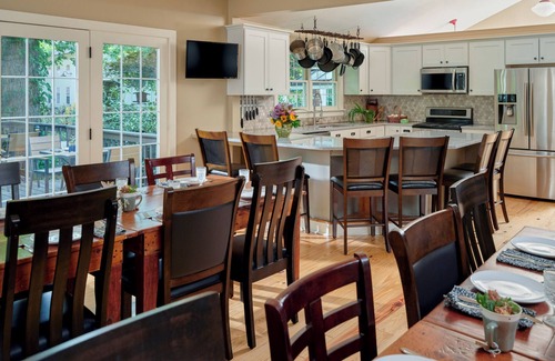 Union Pier Haus | Atemberaubende Inn auf 30 Hektar mit Pool, Wald, Fluss, Wanderwege, Farm, in der Nähe von Strand!