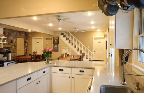 Union Pier Haus | Atemberaubende Inn auf 30 Hektar mit Pool, Wald, Fluss, Wanderwege, Farm, in der Nähe von Strand!