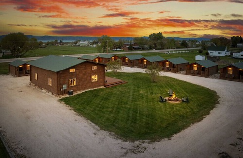 St. Charles Kabine | #8 Bigfoot Cabin, Newly Remodeled! AC! New Beds! Sleeps 5