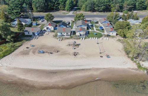 Oscoda Haus | 8 cottages on the beach of Lake Huron