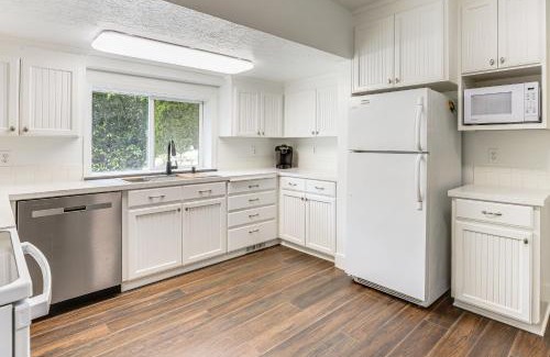 Carver Haus | 8 Mi to Columbia River Gorge Cottage with Deck!