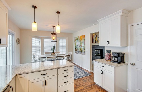Overland Park Haus | 8 Mi to Dtwn Overland Park: Townhome w/ Yard!