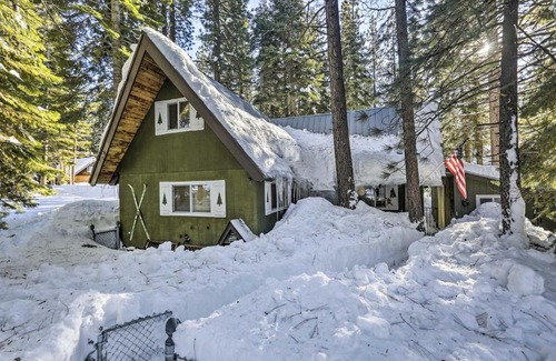 Tahoe Paradise Haus | 8 Mi to Heavenly Mtn Resort! Hot Tub Hideaway