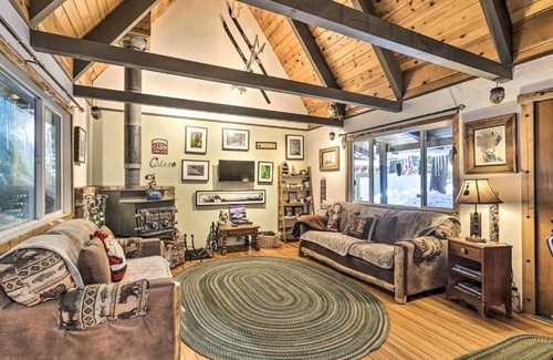 Tahoe Paradise Haus | 8 Mi to Heavenly Mtn Resort! Hot Tub Hideaway