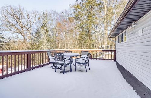 White Mills Hütte | 8 Mi to Lake Wallenpapack: Gem w/ Deck & Game Room