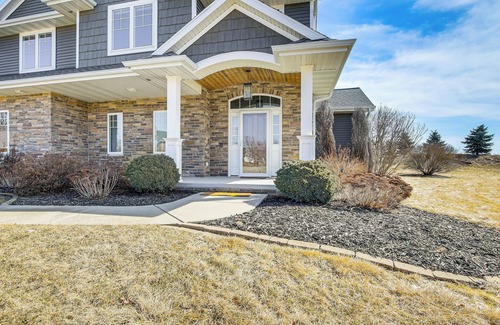 De Pere Hütte | 8 Mi to Lambeau Field: Family Home in De Pere!