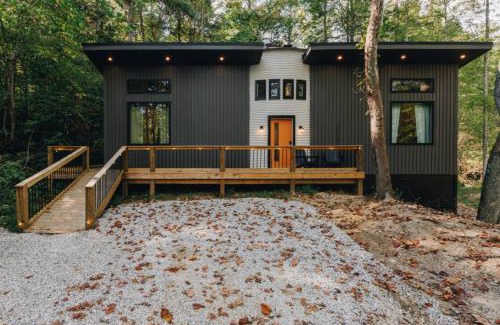 Saint Helens Haus | 8 Min to Zip Lines Unique Stay King Bed