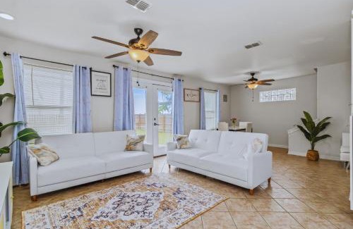 Port Isabel Haus | 8 Mins to SPI Beach Spacious 3BR with Backyard