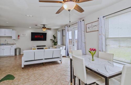 Port Isabel Haus | 8 Mins to SPI Beach Spacious 3BR with Backyard
