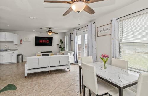 Port Isabel Haus | 8 Mins to SPI Beach Spacious 3BR with Backyard
