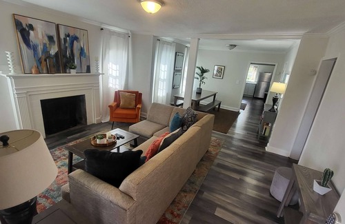 Crestline Heights Haus | 83rd Street Comfy Cottage