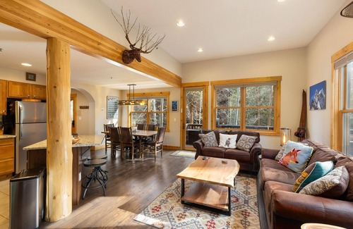 Keystone Eigentumswohnung | 8767 Trappers Crossing 4 Bedroom Condo by RedAwning