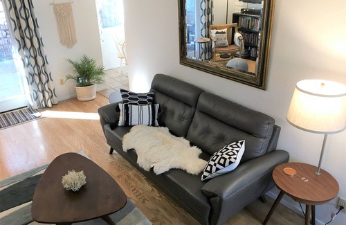 Los Alamos Haus | Stadthaus mit Terrasse in der Innenstadt von Los Alamos. Regierungsgebühren verfügbar.