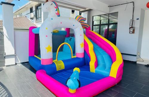 Malacca City Haus | 8pax 民宿ktv kid play pool 温馨房子near cheng melaka