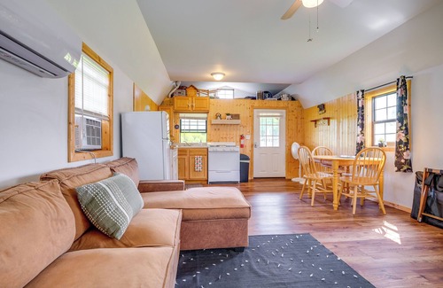 Central Lake Kabine | 9 Mi to Lake Michigan: Secluded Cabin Getaway