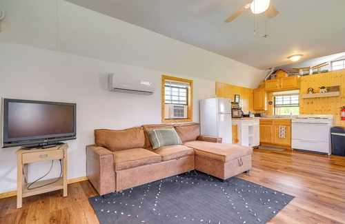 Central Lake Kabine | 9 Mi to Lake Michigan: Secluded Cabin Getaway