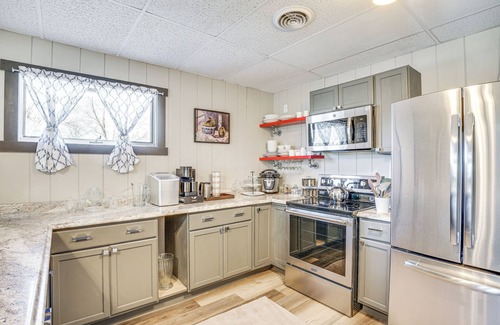 Howards Grove Hütte | 9 Mi to Shore: Home w/ Hot Tub in Howards Grove!