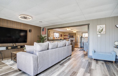 Howards Grove Hütte | 9 Mi to Shore: Home w/ Hot Tub in Howards Grove!