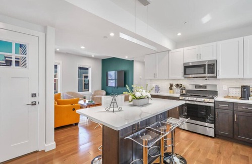 East Somerville Haus | 9BR6Bth Entire House Parking MIT/Harvard/TD Garden