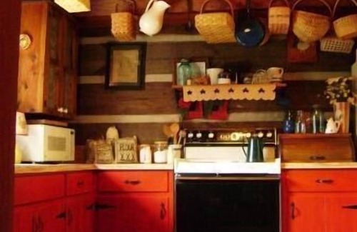 Elkin Kabine | Eine authentische frühe amerikanische Hütte auf einer 85 Morgen großen Farm in NC Foothills.