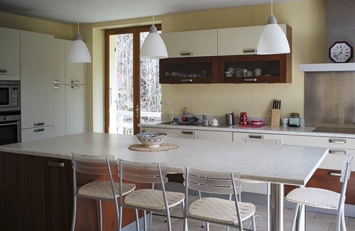 Bonlieu Wohnung | A balcony overlooking the Jura's most beautiful lake