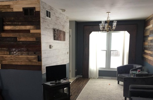 Carol Stream Haus | A beautiful bright 3 br 2 bath with pool table. A suburban oasis.