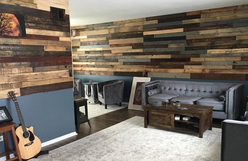 Carol Stream Haus | A beautiful bright 3 br 2 bath with pool table. A suburban oasis.