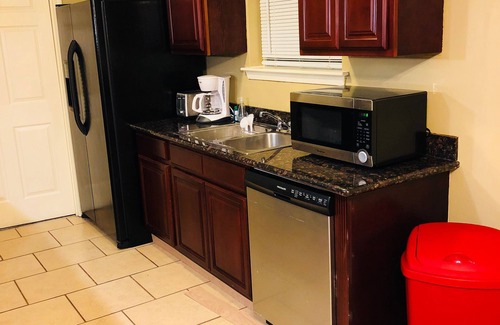 Kenner - Louis Armstrong International Airport Haus | Ein schönes 3 Schlafzimmer, zwei Bäder, neu renoviertes Haus mit einem geräumigen Hinterhof