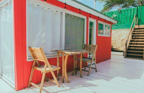 Oranjestad Kabine | A Cabin On a Pier