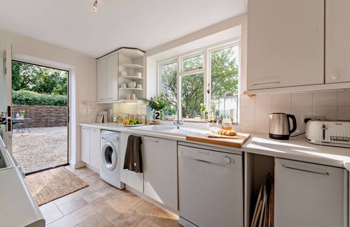 Churchill Hütte | A charming 3 bedroom holiday cottage with private parking and delightful views - 2 Orchard Cottages