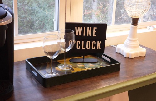 Hanceville Hütte | A charming cottage, recently renovated in a serene wooded area of Hanceville, AL