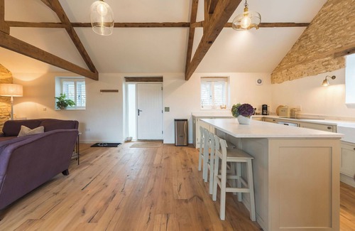 Chippenham Haus | A charming retreat nestled in the picturesque hamlet of Reybridge